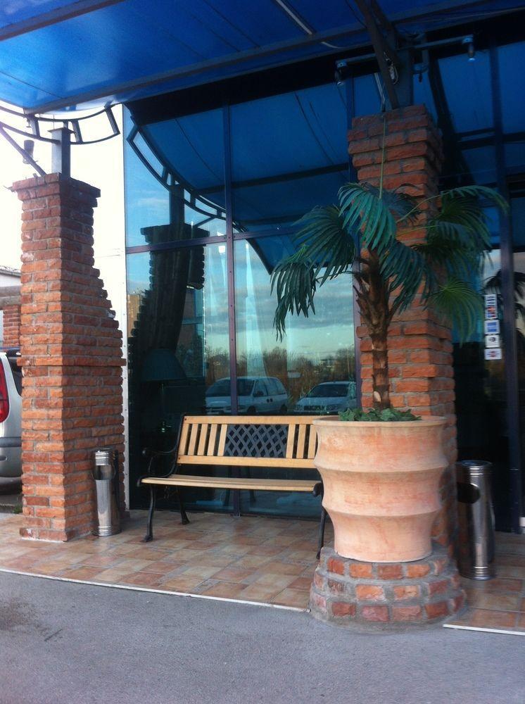 Garni Hotel Oasis Belgrad Exterior foto
