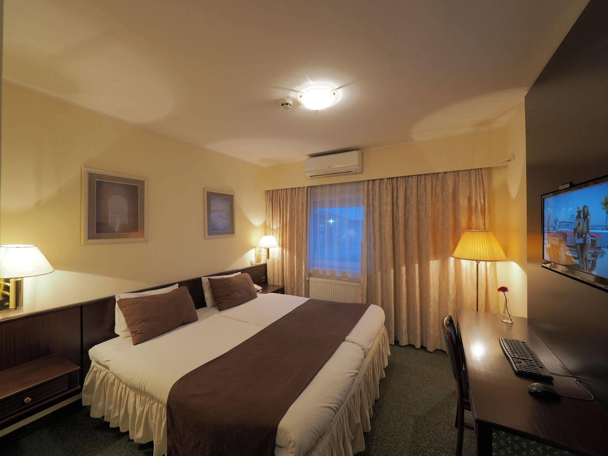Garni Hotel Oasis Belgrad Exterior foto